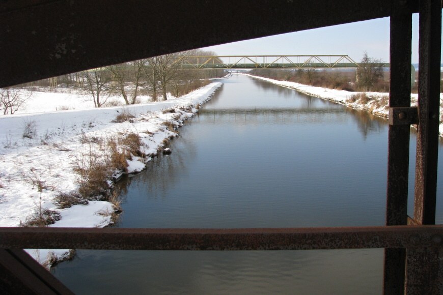 058 Pohled ze Zelčínského mostu k Lužci 28.12.2010