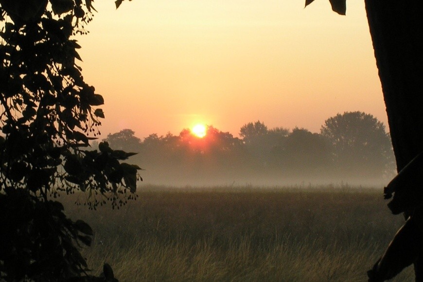 047 Východ slunce nad Chramostkem 16.srpen 2004